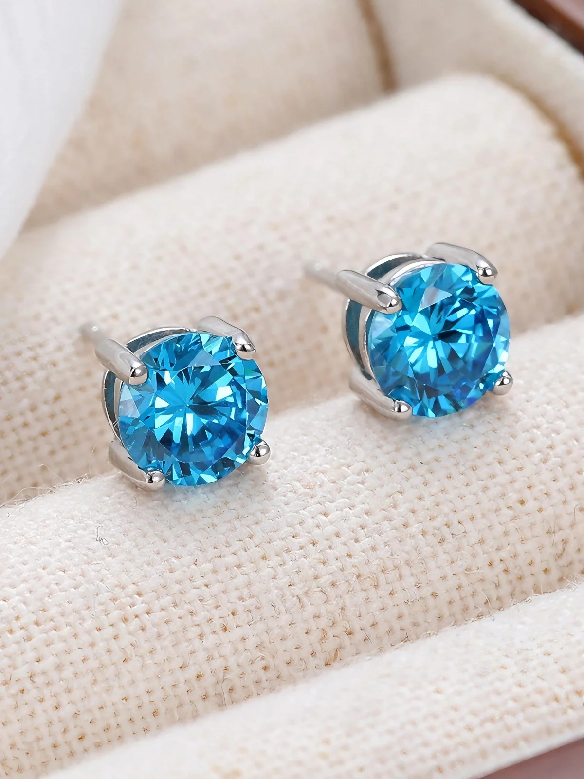 A pair of S925 sterling silver Ocean Heart sparkling zircon ear studs, exquisite and stylish ear jewelry, silicone ear inserts