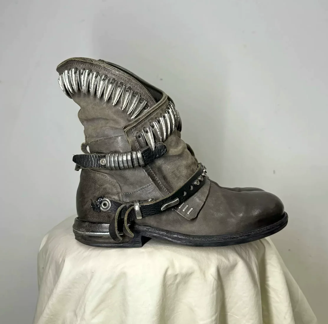 Women's vintage studded flats motorcycle boots leather round toe cool punk plus size ankle boots luxury designer 2026 new shoes
