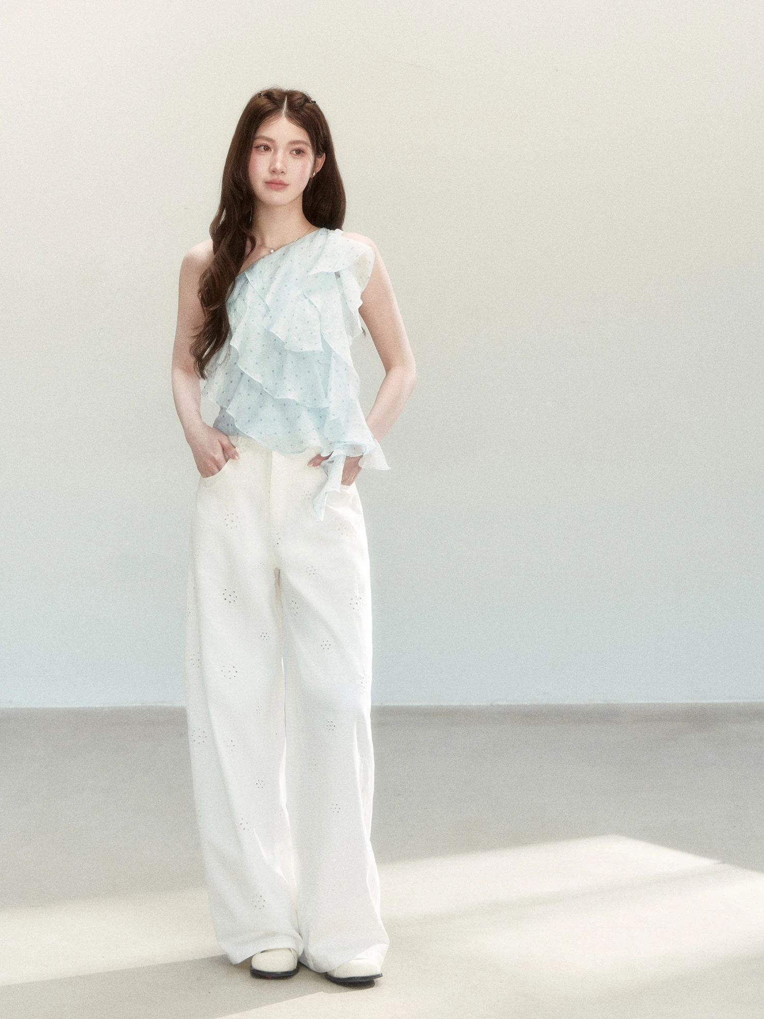 Sweet Girl Feel Wood Ear  Oblique Shoulder Polka Dot Chiffon Top Summer Design Shoulder Exposure Sleeveless Shirt