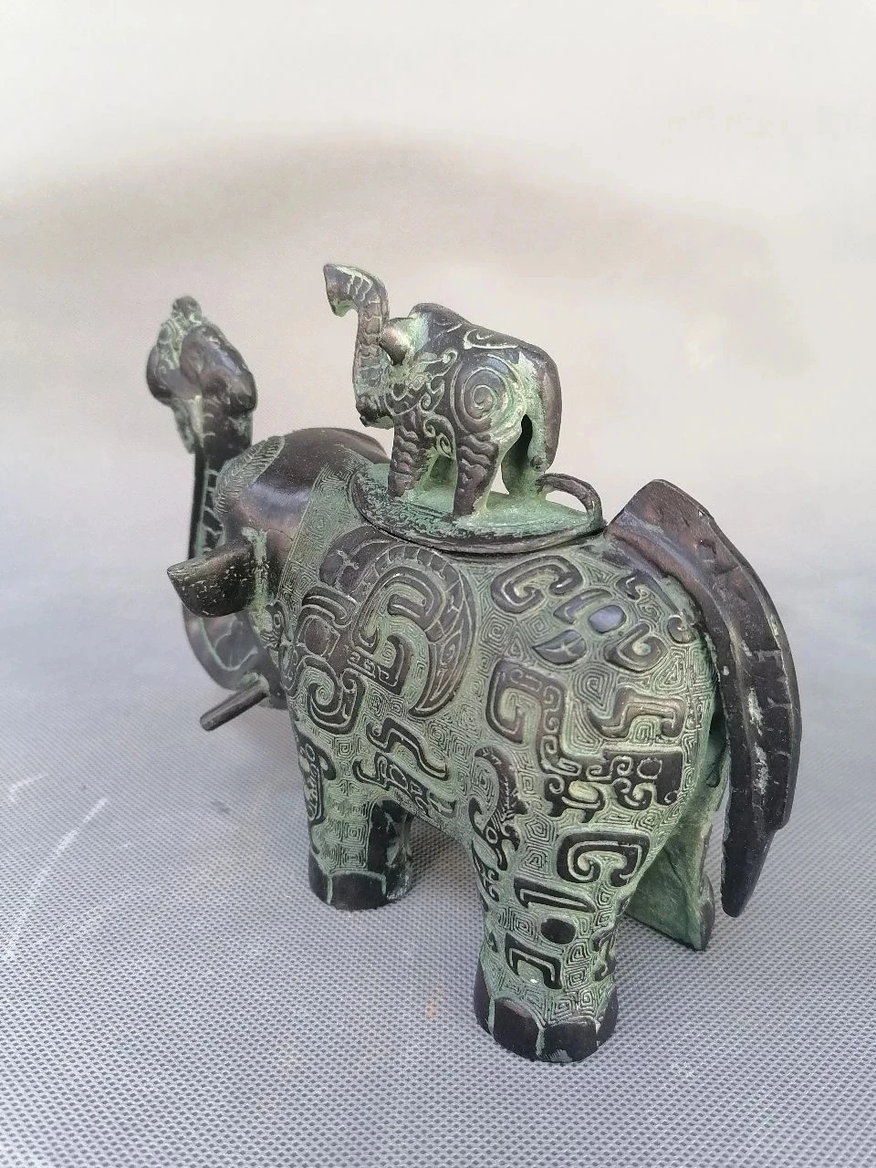 

Antique bronze elephant bottle home decoration