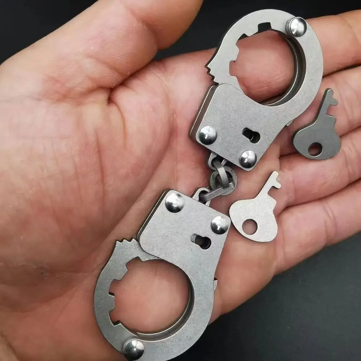 Small Size Fingercuff Stainless Steel Thumblock Button Female Buckle Foot Toe Keychain Toy