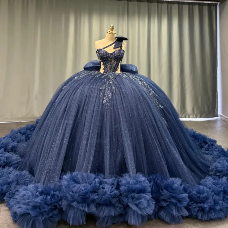 Vestido para quinceañeras azul oscuro brillante con hombros descubiertos, calcomanía con purpurina, capas De encaje, lazo De cola larga, Vestidos De 15 para quinceañeras ﻿ Personaliza