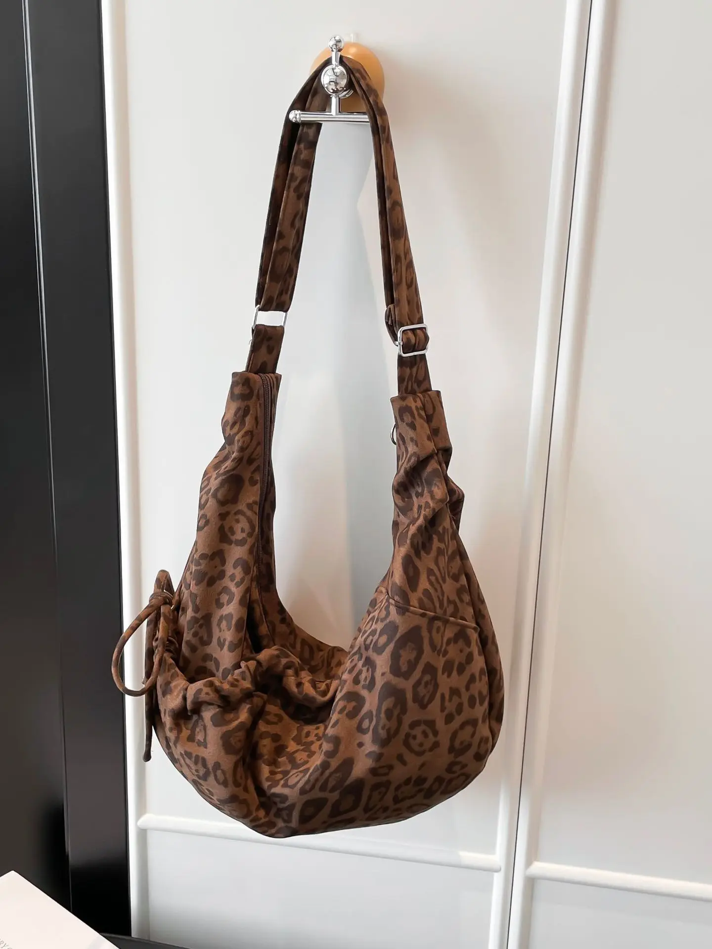 Korean Sle Pleated Suede oulder Bag Large Capaci Handbag Faionable Underarm Bag High End Leopard Print Dumpling Bag