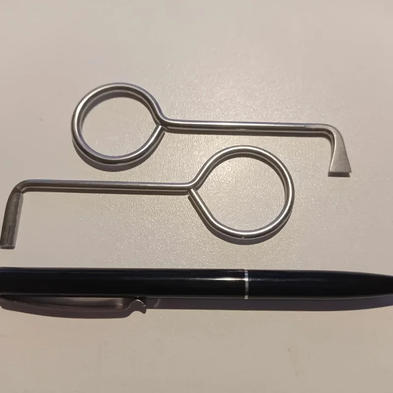 Strumento portatile per sbloccare le porte con una chiave dinamometrica universale adatta per uso esterno che apre le porte quando le chiavi sono dimenticate