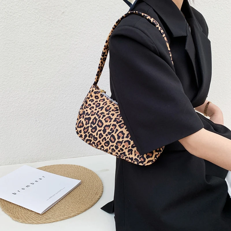 

New Fashionable Flow Large Capacity Casual Lightweight Oxford Bag Ladies Fashionable Street One Shoulder