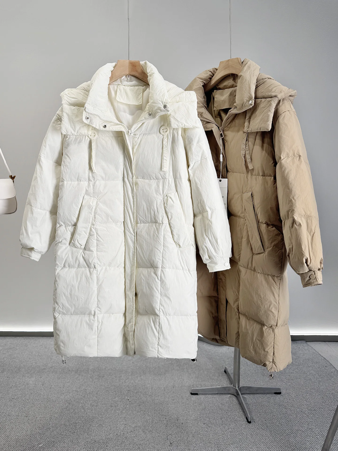 

Faionable универсальный свободный утягивающий пуховик средней длины с капюшоном женский простой Sli VK2025 осень-зима Новое поступление