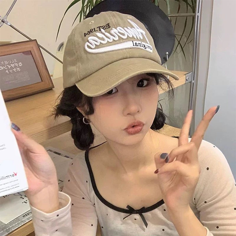 หมวกเบสบอลปักลายตัวอักษรอเมริกันใหม่ใช้ได้ทั้งชายและหญิงหมวกกันแดดระบายอากาศได้อเนกประสงค์แนวสตรีท