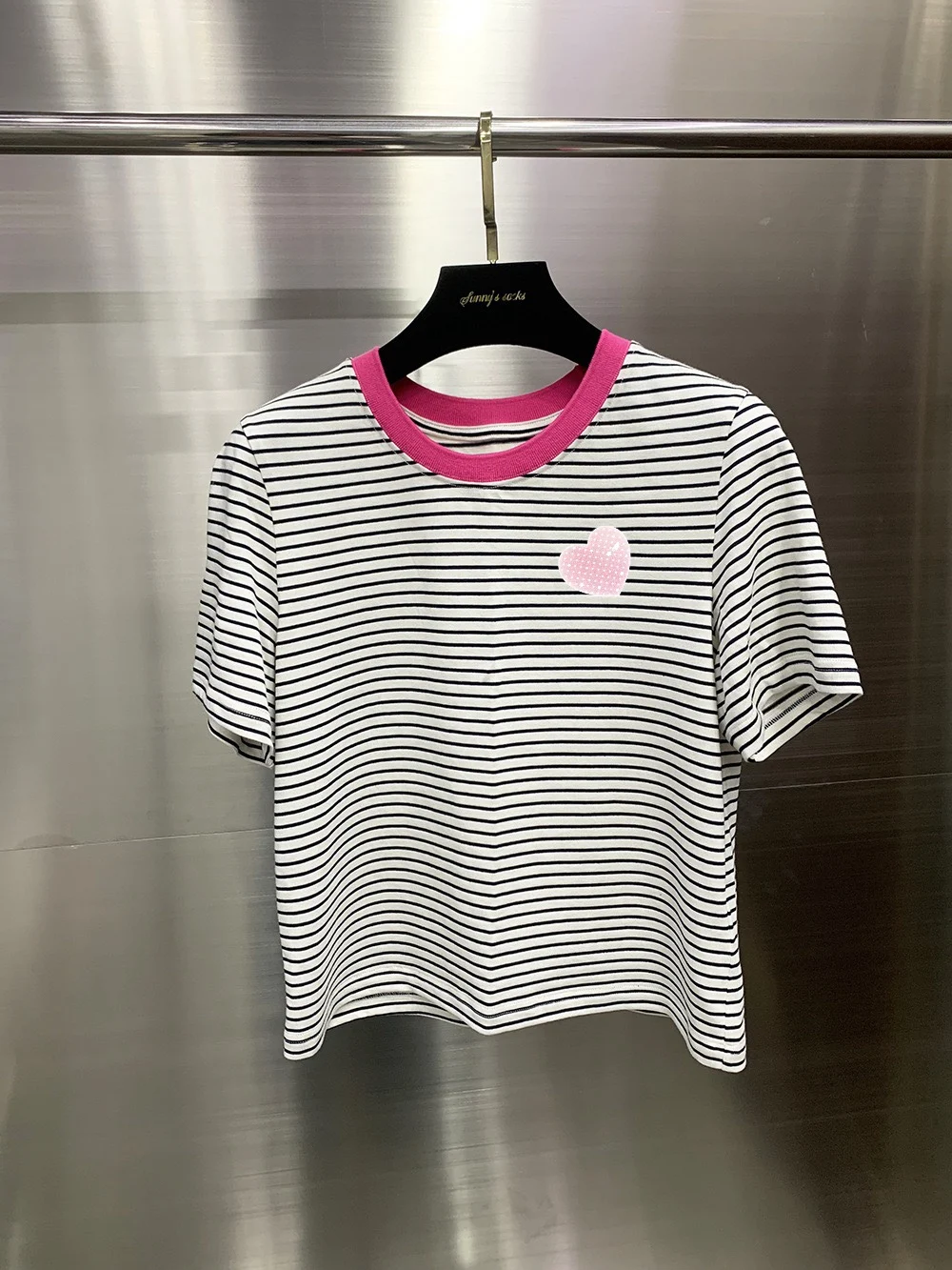 

Летняя коллекция 2025: Модная футболка с коротким рукавом в белую полоску, в университетском стиле, с контрастными вставками, из влагоотводящего льна, с круглым вырезом