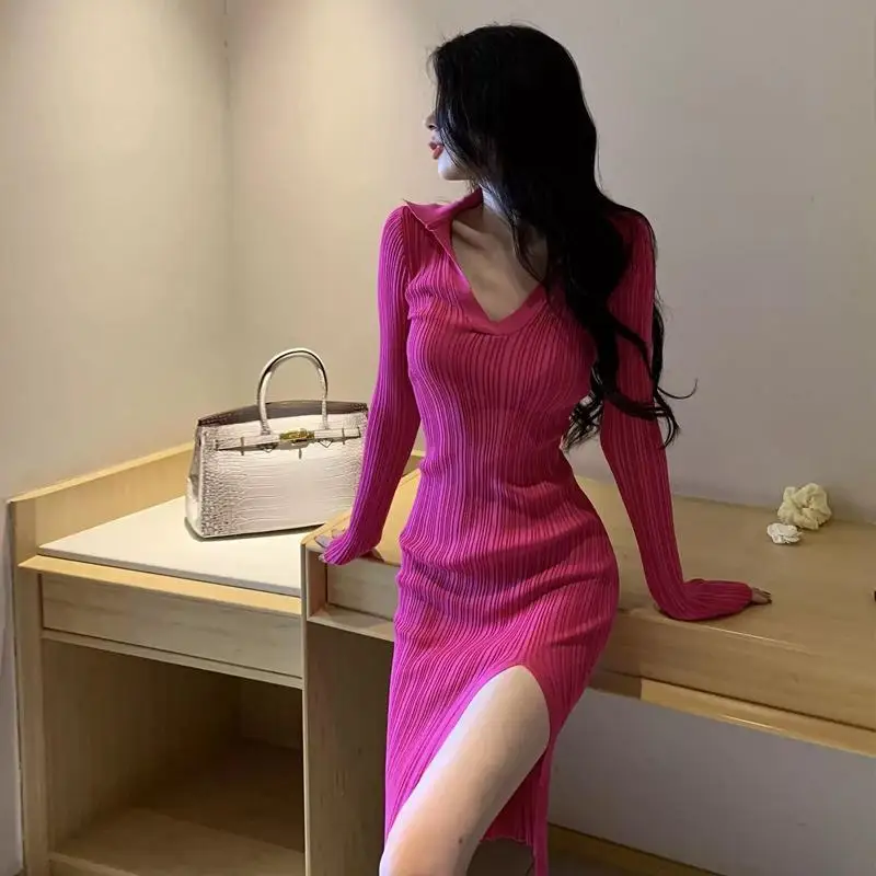 2025 Vestido feminino de malha midi com nervuras e gola em V, vestido de fenda alta, elegante e sexy, casual para outono e inverno