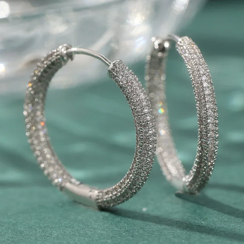 Luxuriöse Kreolen mit Zirkonia-Inlay für Damen, zarte gold-/silberfarbene Party- und Bankett-Ohrringe, charmanter Schmuck. – Detail 9