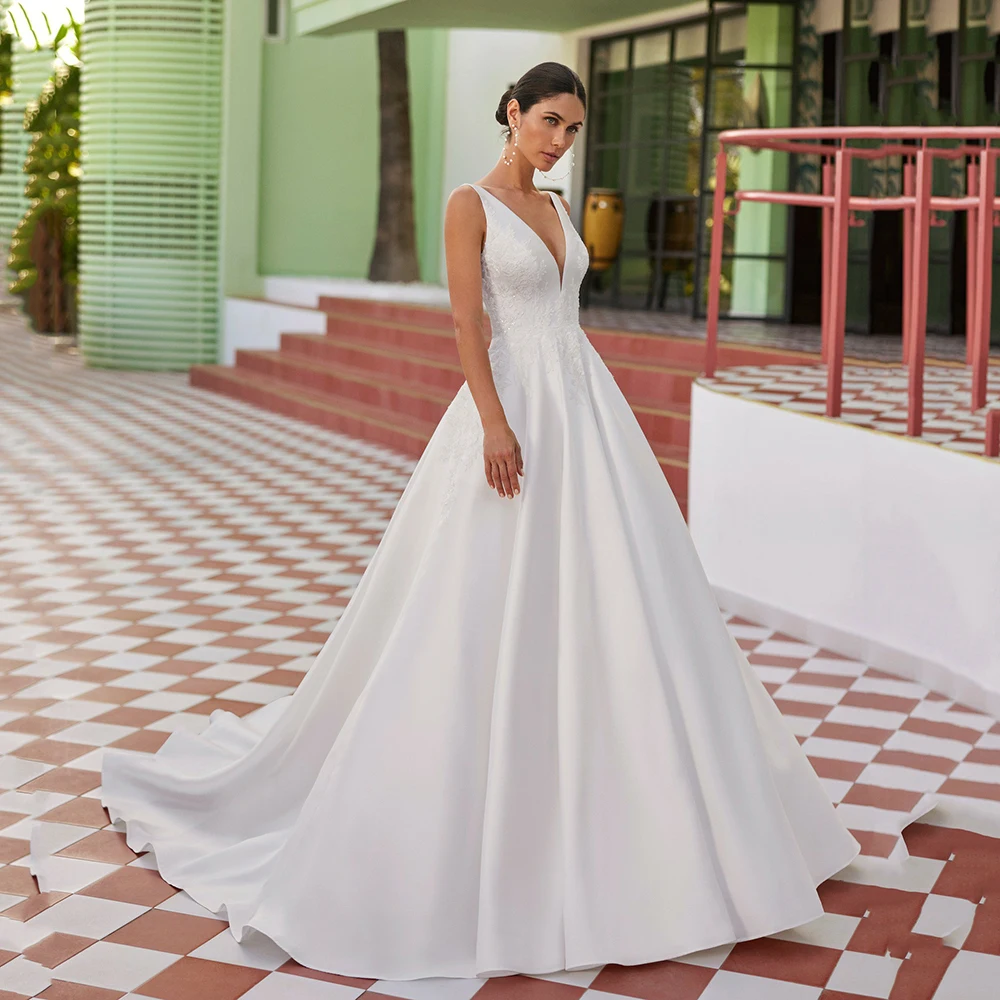 

White Wedding Dresses 2025 V Neck Bridal Gowns Lace Appliques Sweep Train Luxury Satin Princess Wedding Gowns Customized