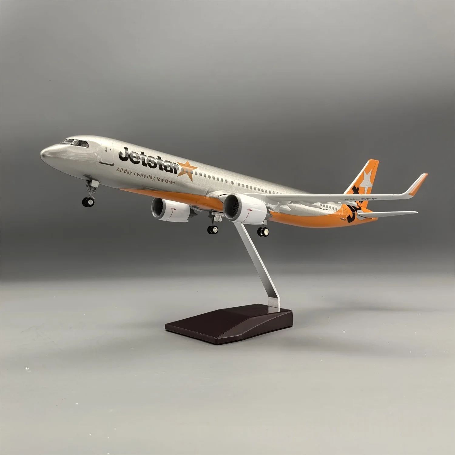 1/100 Scale 47cm 321 Aircraft A321 NEO Jetstar Airways Model With Landing Gear Collectible Miniatures Resin Die-cast Plane Model
