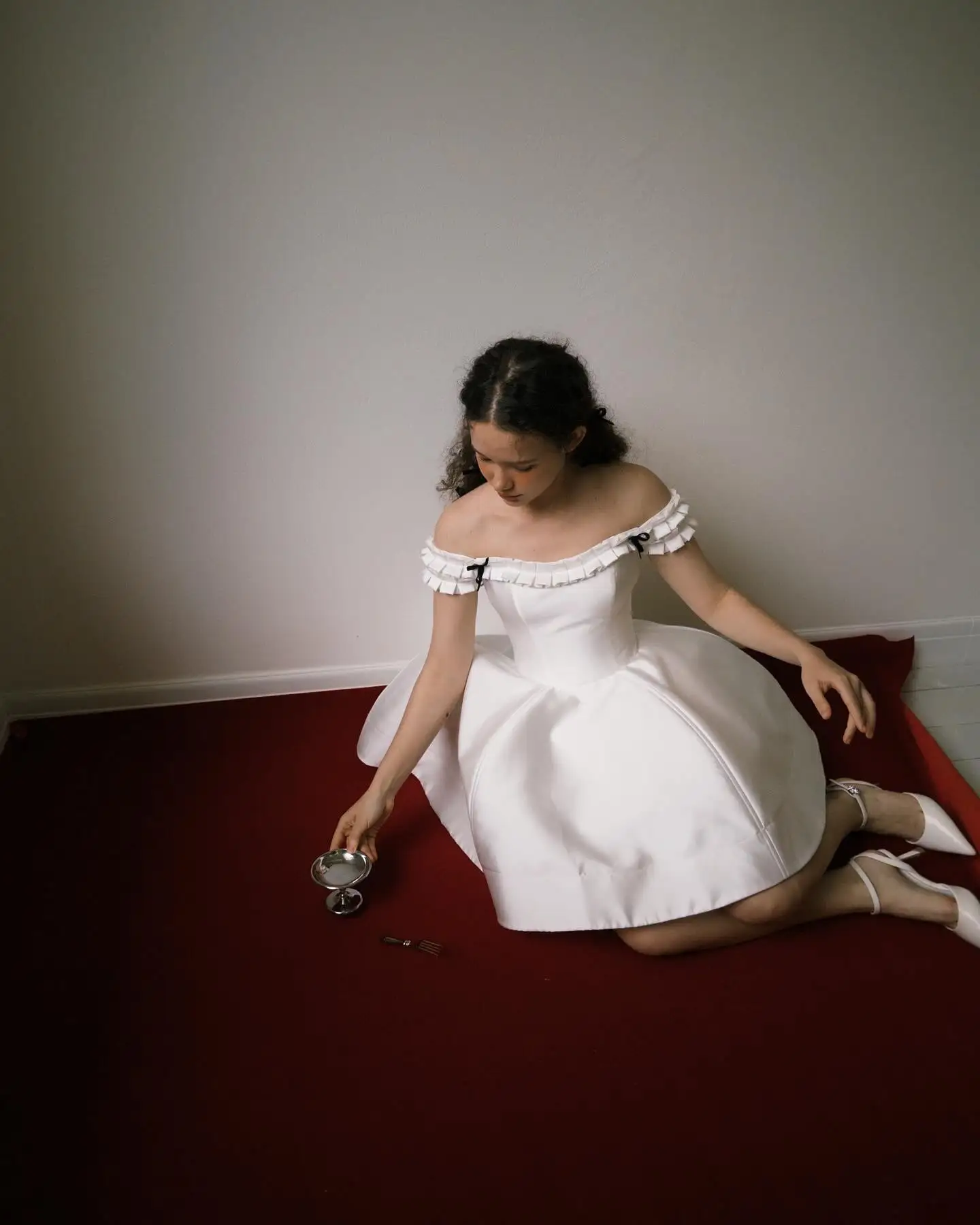 Sukienki mini na ramiączkach z satyny na imprezę, urocze kokardki, krótkie sukienki wizytowe z tafty na studniówkę, bardzo bufiaste falbany, satynowe sukienki urodzinowe.