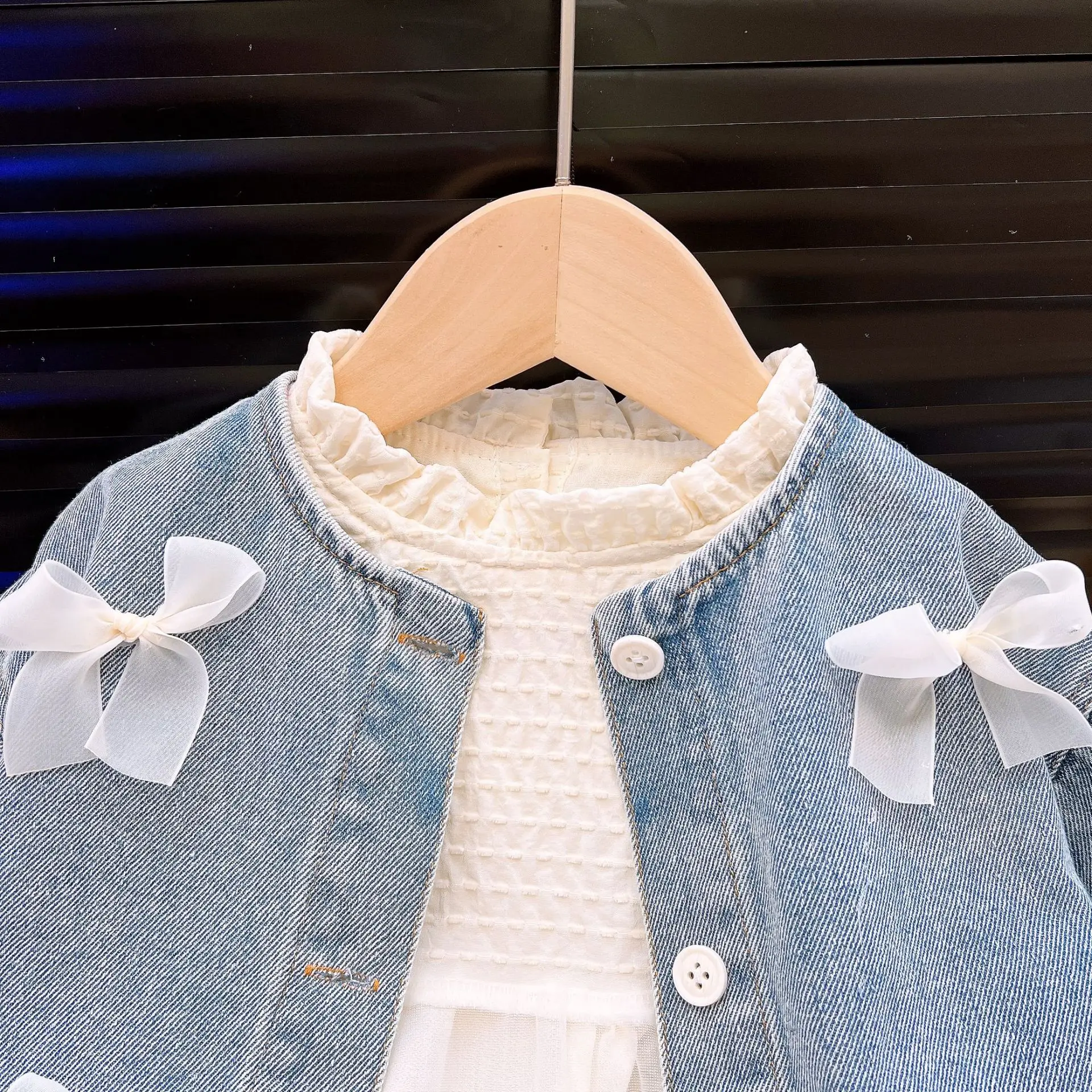 Mädchen-Jeansjacke & Tüllkleid-Set – Frühlings-2-Teiler-Outfit mit Schleifendetail, lässiges Prinzessinnenkleid für Kleinkinder – Detail 6