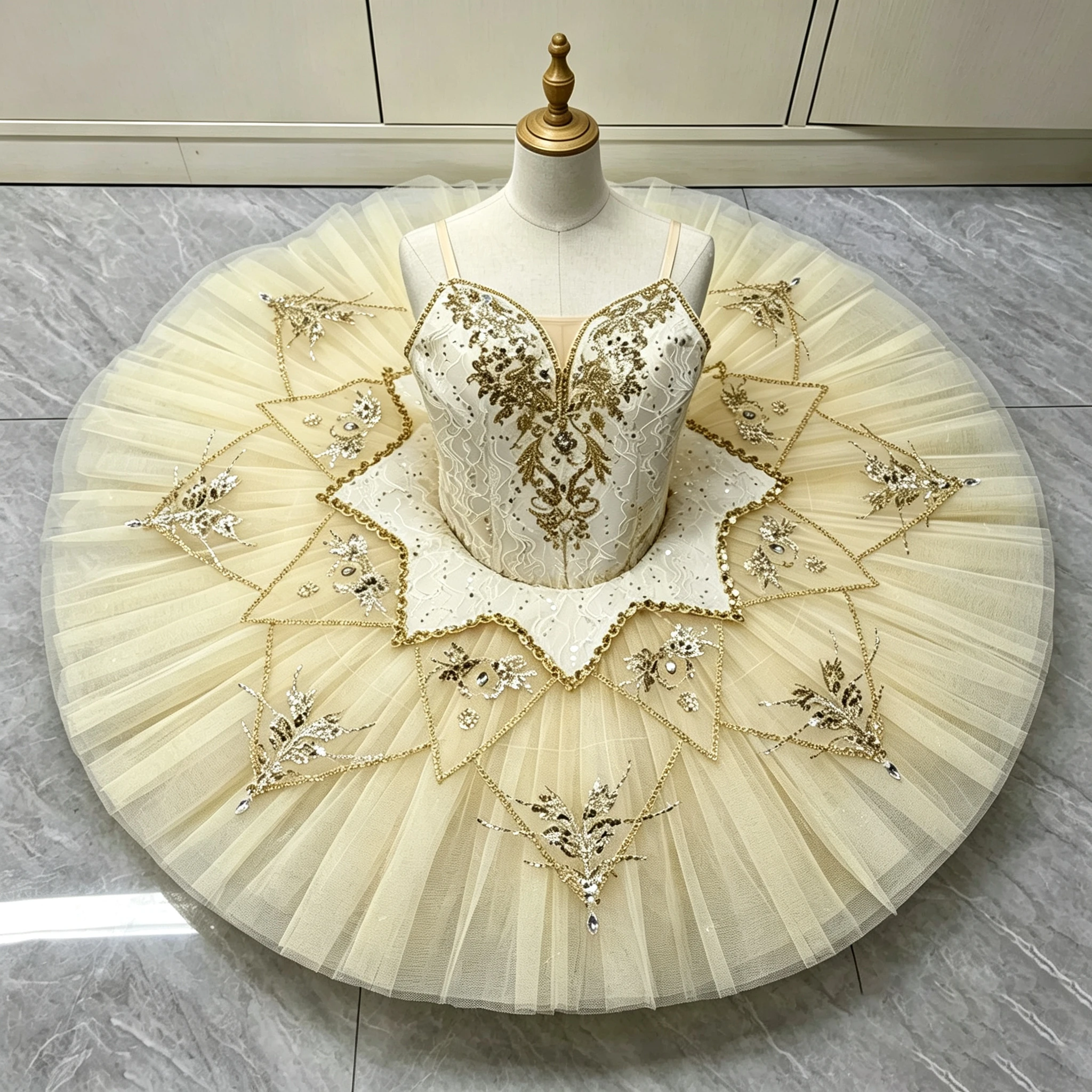 プロフェッショナルな大人用シャンパンゴールドバレエチュチュドレス、クラシカルなパンケーキチュチュ、ステージ競技用の刺繍入りバレリーナコスチューム
