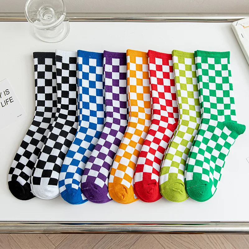 Skarpetki damskie Checkboard Harajuku moda uliczna czarne białe kwadraty wzór Plaid nowość deskorolka śmieszne bawełniane skarpetki dla dziewczynki