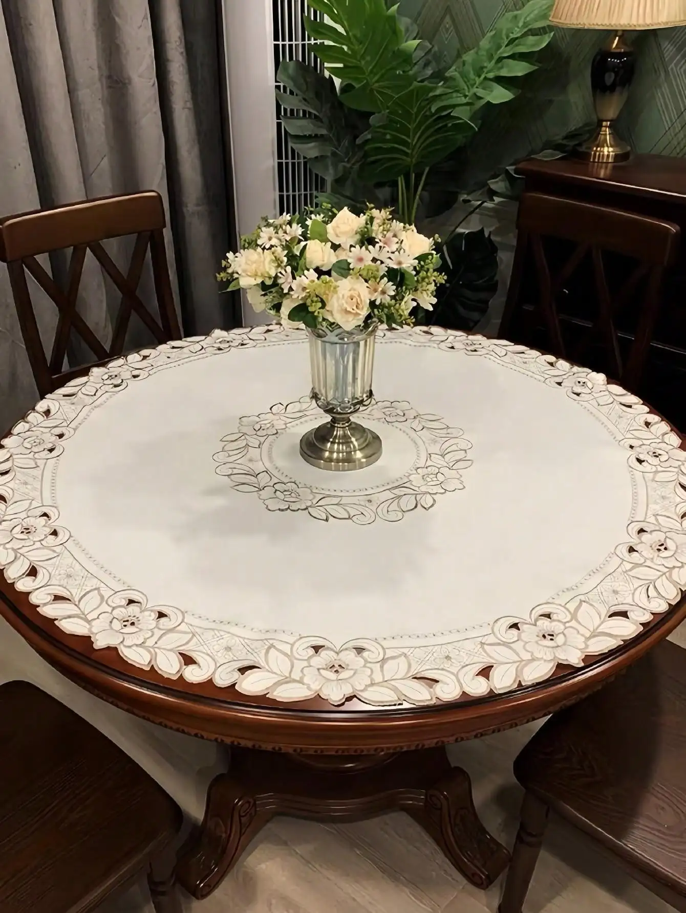 1 Piece Floral Pattern Round Tablecloth, Modern Style Polyester Fiber Round Embroidered Hollow-Out Heat-Resistant and Dust-Proof Tablecloth, Suitable for Round Tables, Coffee Tables, Daily Decoration, Suitable for Wedding Party Decoration, Can Be Used for Dust Protection on Furniture Such as Nightstands