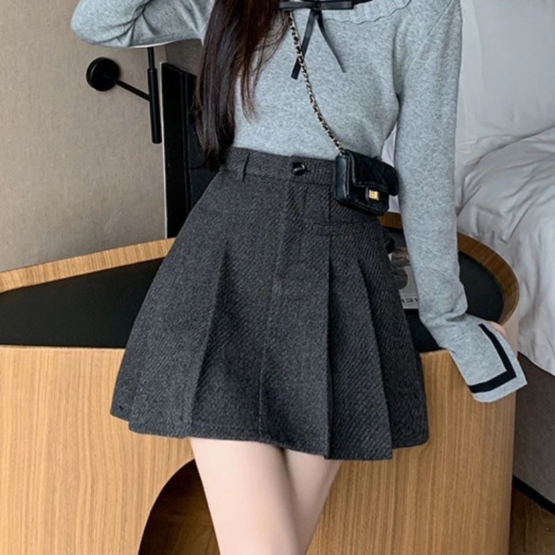 กระโปรงสั้นทรงเอไลน์เอวสูงสไตล์วินเทจผ้าขนสัตว์สำหรับผู้หญิง รุ่นใหม่ประจำปี 2025 สไตล์วินเทจสำหรับฤดูใบไม้ร่วงและฤดูหนาว กระโปรงพลีททรงสเก็ตเตอร์ลำลอง