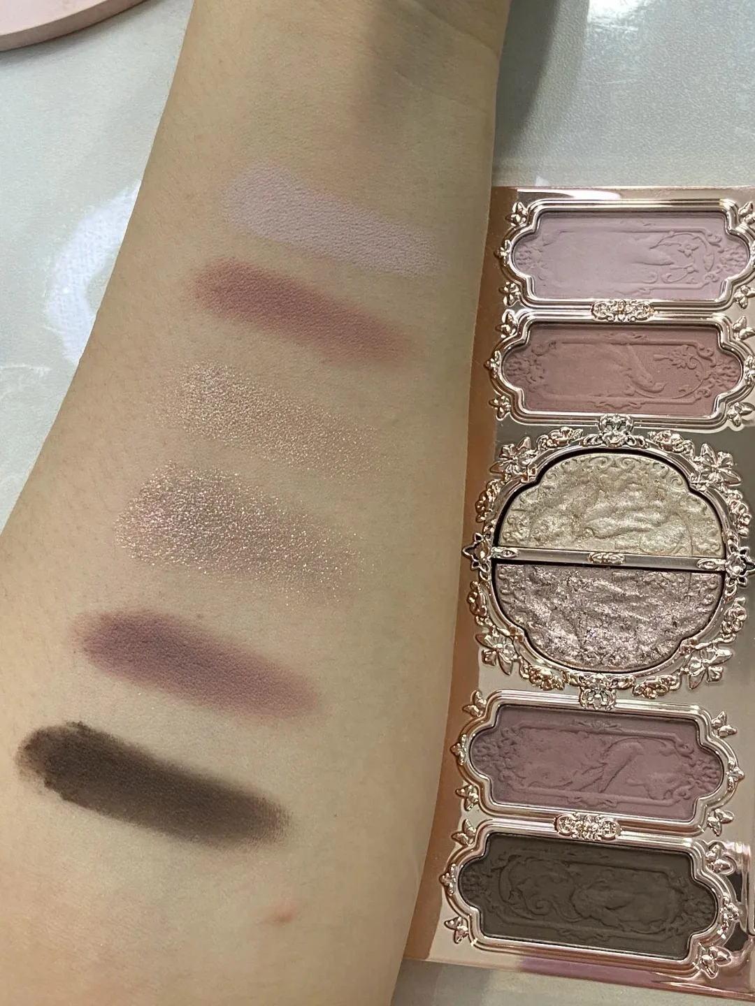 Flower Knows Makeup Collezione di collare a forma di nuvola di farfalle Tavolozza di ombretti in rilievo a 6 colori Glitter impermeabile a lunga durata per gli occhi