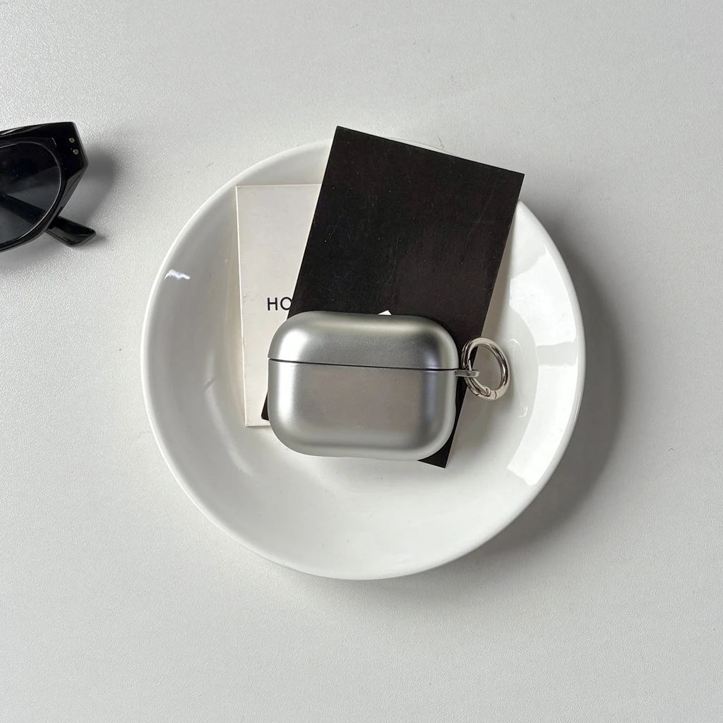 Minimalistische, coole, matt galvanisierte, silberne Kopfhörerhülle mit Haken für AirPods 1 2 3 4 5 Pro 2 Pro 3 – Detail 4