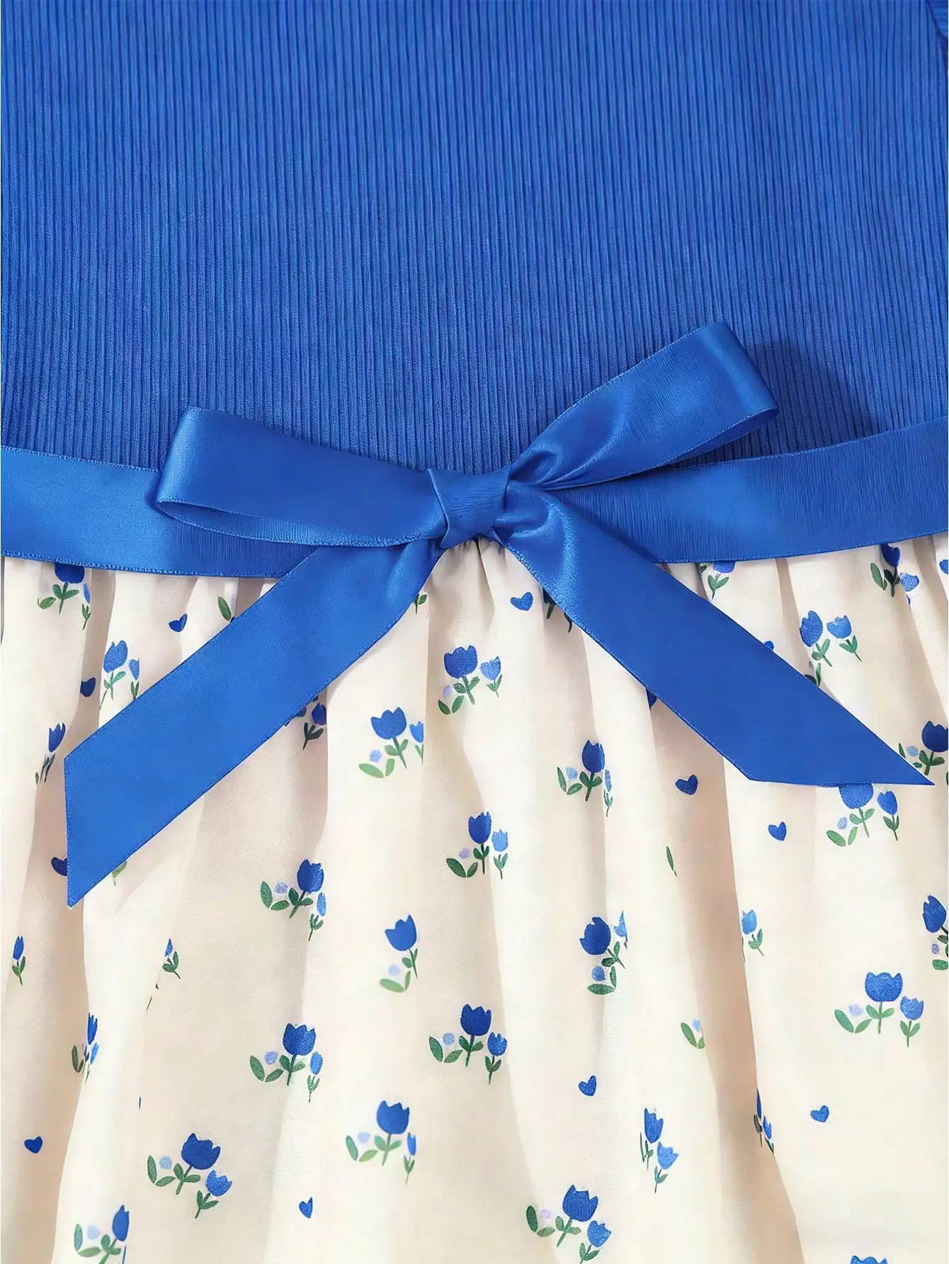 Sommerliches Mädchenkleid im Sommerstil, ärmellos, mit Rundhalsausschnitt, bedruckt, süßes Outfit mit fliegenden Ärmeln und Gürtel, Rosa – Detail 25