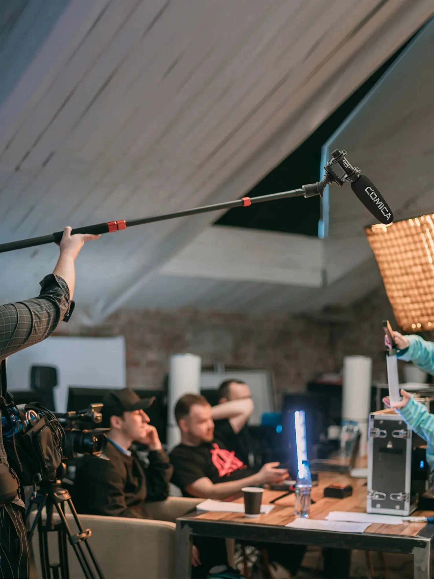 COMICA VM40 – bezprzewodowy mikrofon kierunkowy 2,4 GHz z podwójnym kanałem, umożliwiający pracę zarówno w trybie przewodowym, jak i bezprzewodowym, przeznaczony do kamer, smartfonów i komputerów. — zdjęcie produktu 7