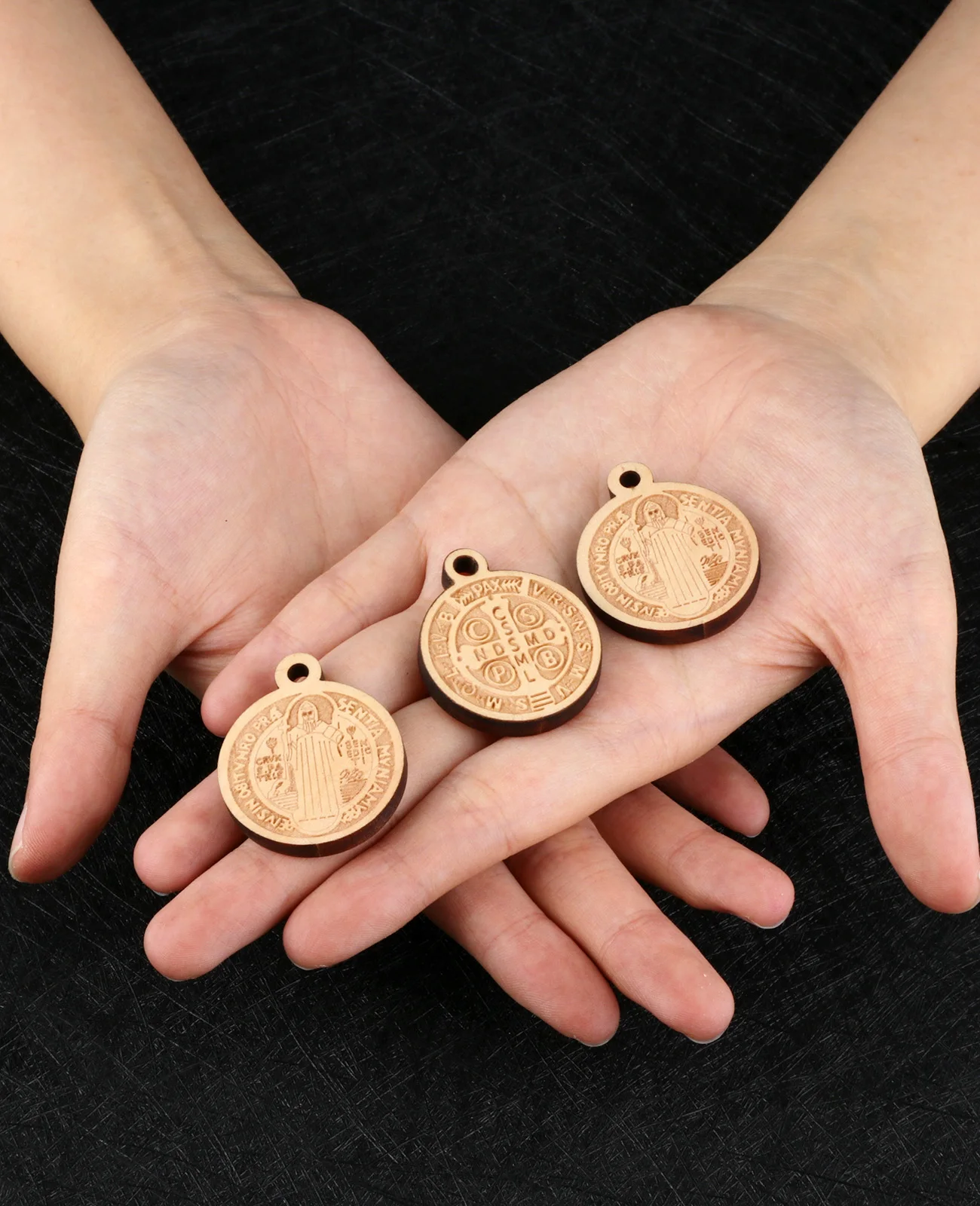 Diyalo 5 قطعة طرد الأرواح الشريرة المسيحية CSPB سانت بنديكت ميدالية قلادة العتيقة خشبية سانت بنديكت المعلقات DIY بها بنفسك المجوهرات اليدوية