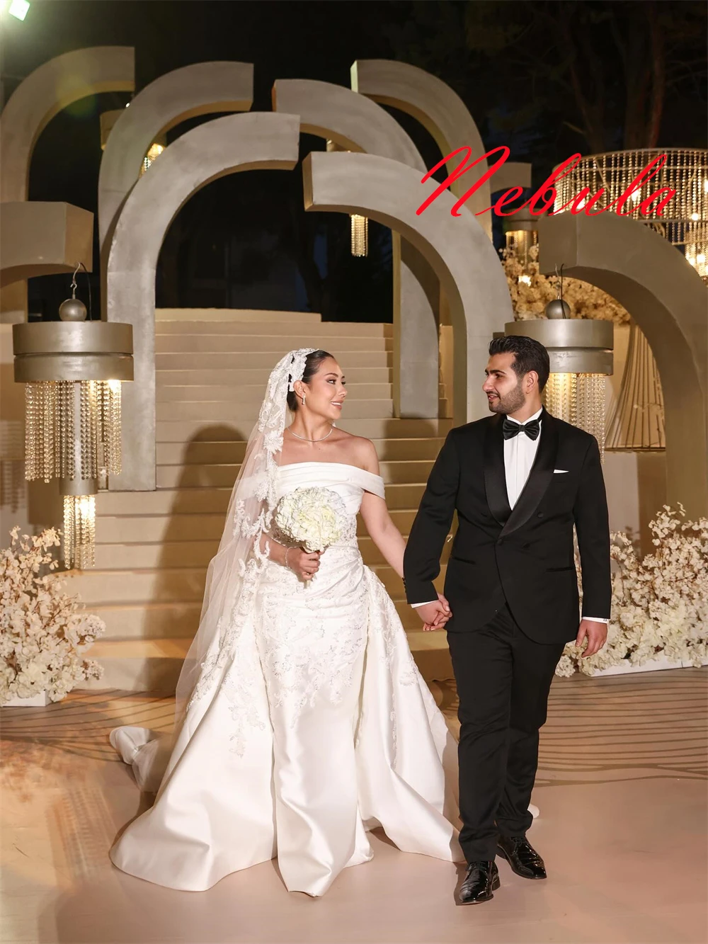 

Customized White Satin Wedding Dress Temperament Strapless Off the Shoulder Bridal Gowns Chapel Train Open Back Mermaid Dresses