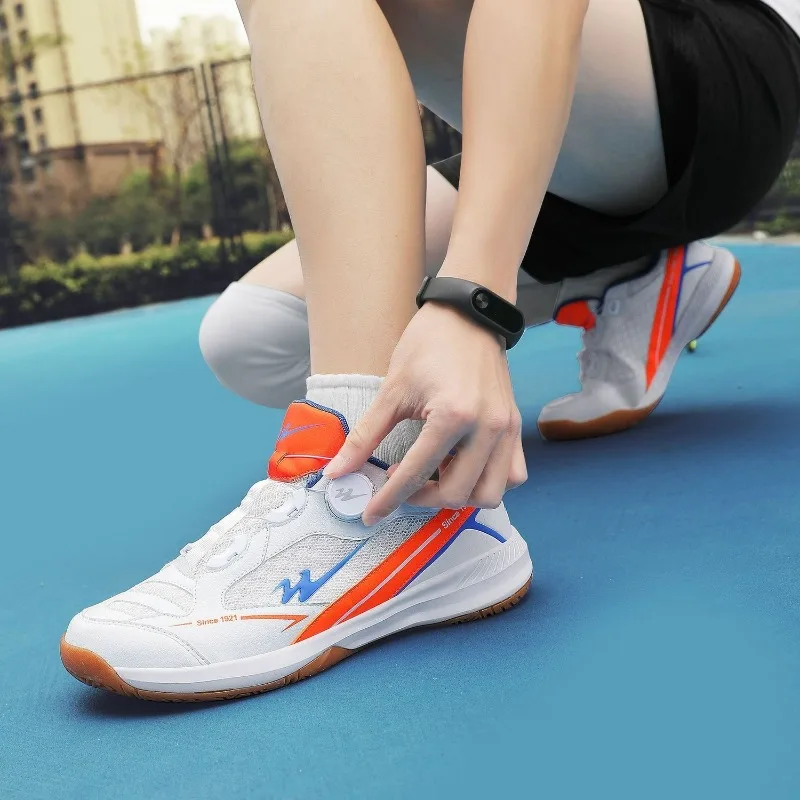 2025 جديد رجل أحذية المحكمة الداخلية يمكن ارتداؤها أحذية كرة الريشة النساء جلد سريع أحذية التنس للجنسين مصمم حذاء رياضي