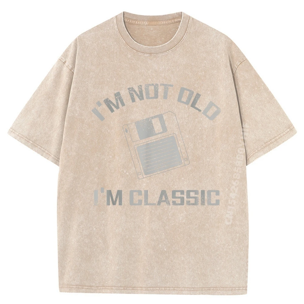 أنا لست قديمة أنا الكمبيوتر الكلاسيكي المهووس الطالب الذي يذاكر كثيرا أبي الأب خمر تي شيرت الرجال المألوف والعصرية غسلها التي شيرت