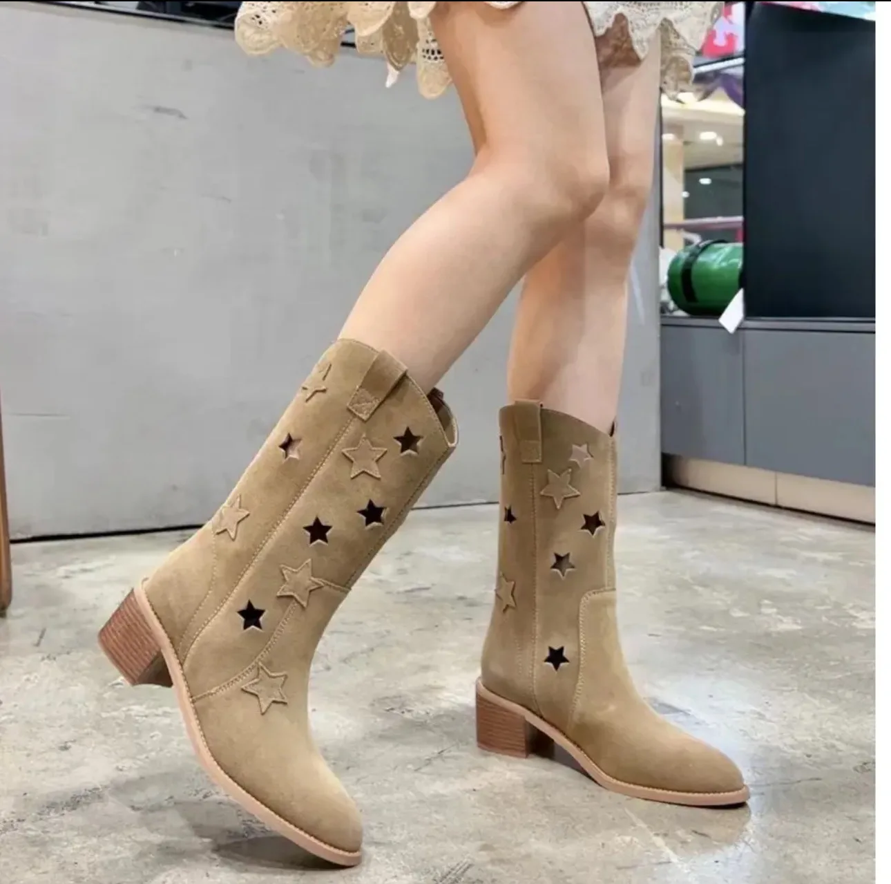 

Hollow Stars Western Botas Vaqueras Mujer Pointed Toe Chunky Square Heel Short Boots For Women Slip On Faux Suede Tacones Desert