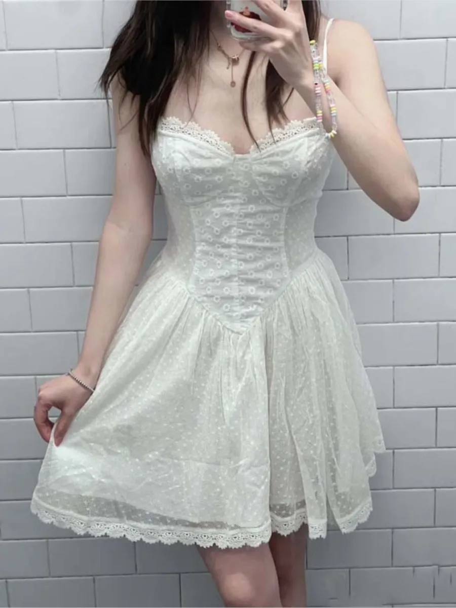 Biała Sukienka Mini z Kokardą i Koronkowym Wykończeniem Damska Letnia Streetwear Zapinana na Guziki Bez Rękawów Trapezowa Krótka Sukienka Vestidos Vintage Słodka Elegancka Nowa