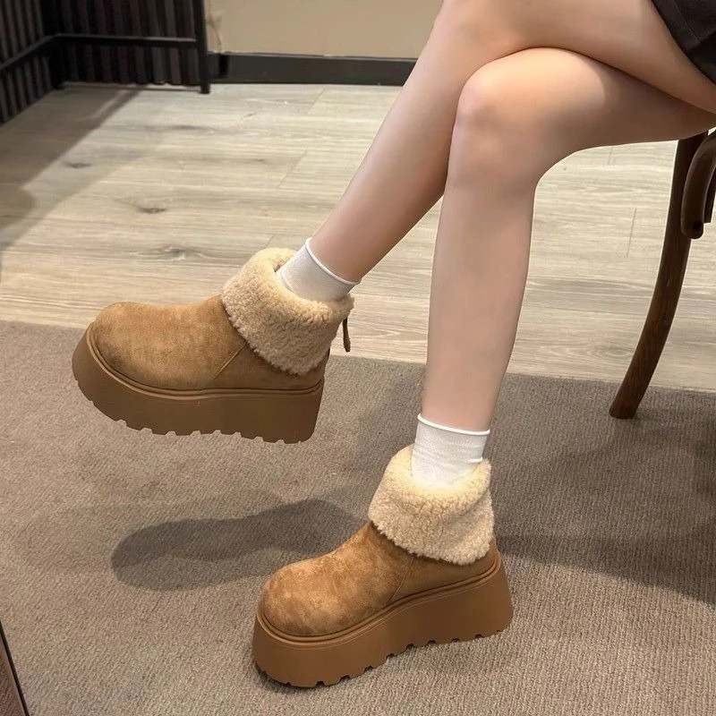 أحذية شتوية منزلية مريحة ولطيفة بنعل سميك لعام 2025 أحذية ثلج كورية دافئة من القطن غير قابلة للانزلاق