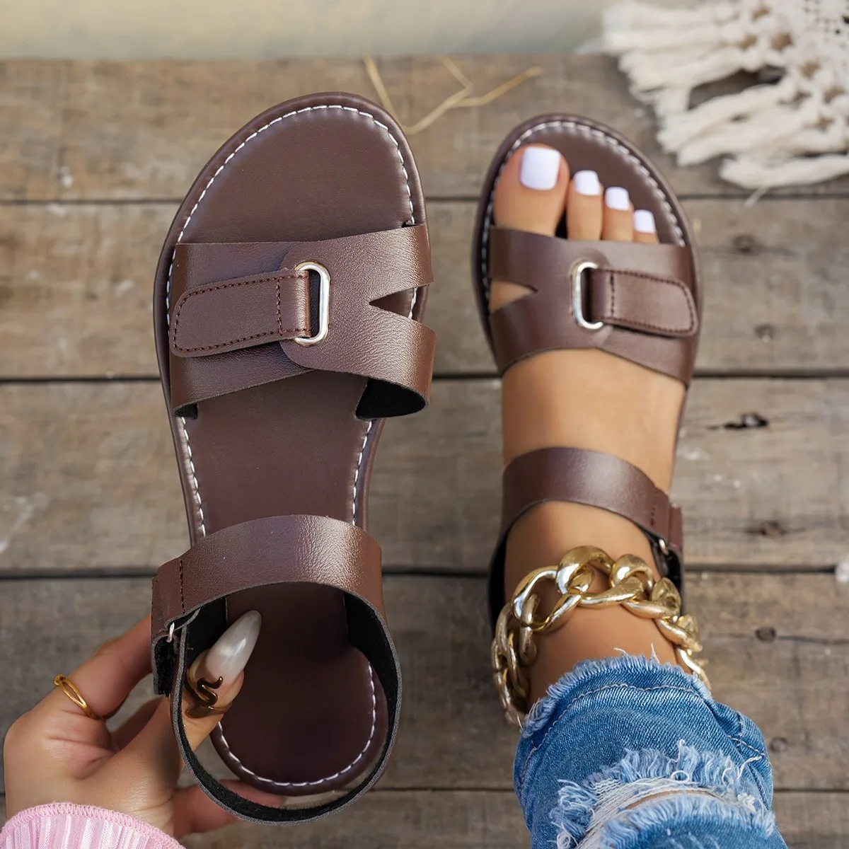 2026 Damen Sommer Flache Sandalen Mode Metallschnallen-Riemen Zapatos De Mujer Marken Open-Toe Casual Strand Römersandalen für Damen