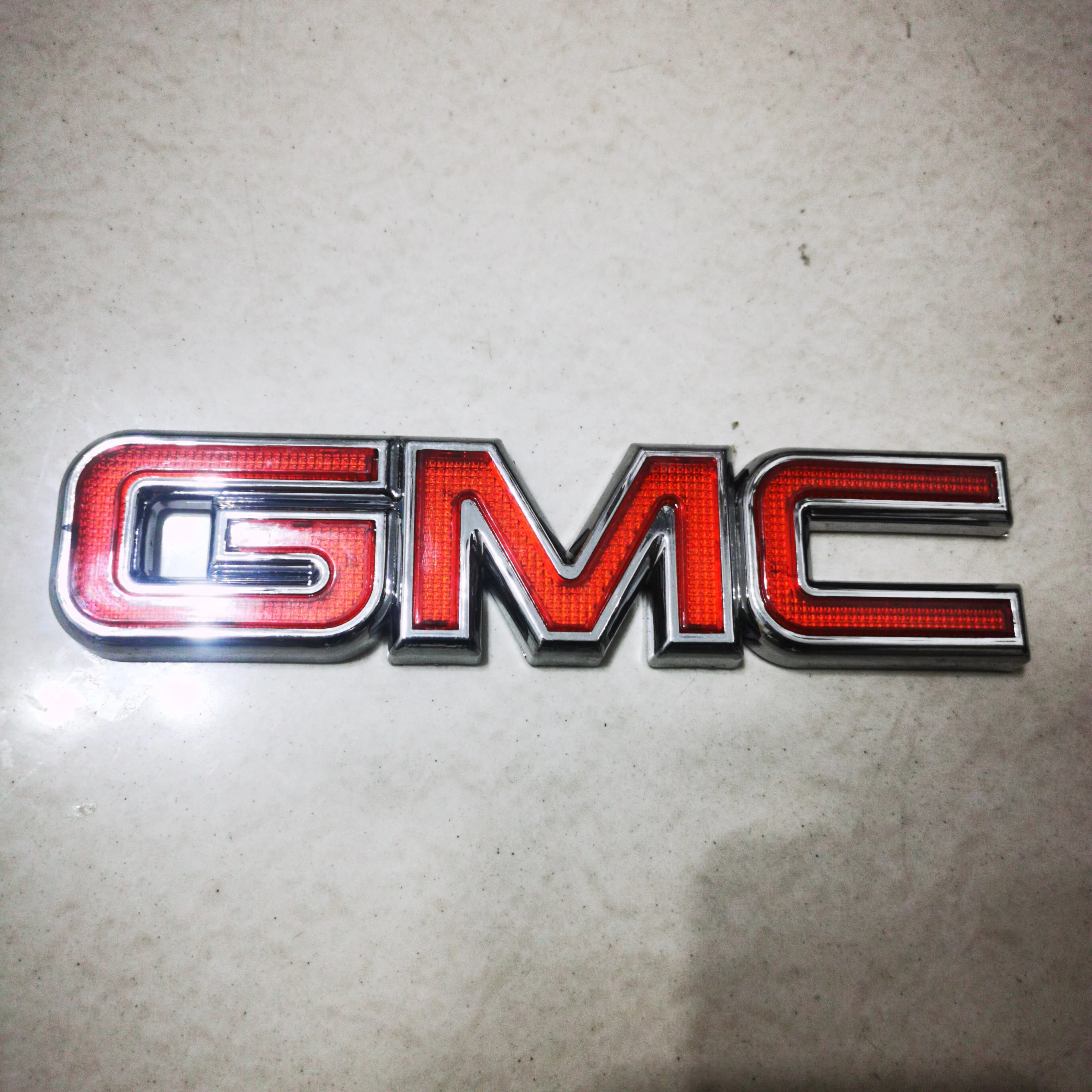 17.5cm Trunk For GMC Sticker Red GMC Emblem Sticker Auto Rear Tailage Sticker For GMC Envoy Canyon Savana Safari Yukon Plastic