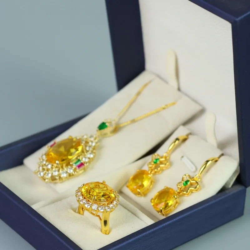 

Изысканный, модный и универсальный костюм, подходящий для повседневного ношения.