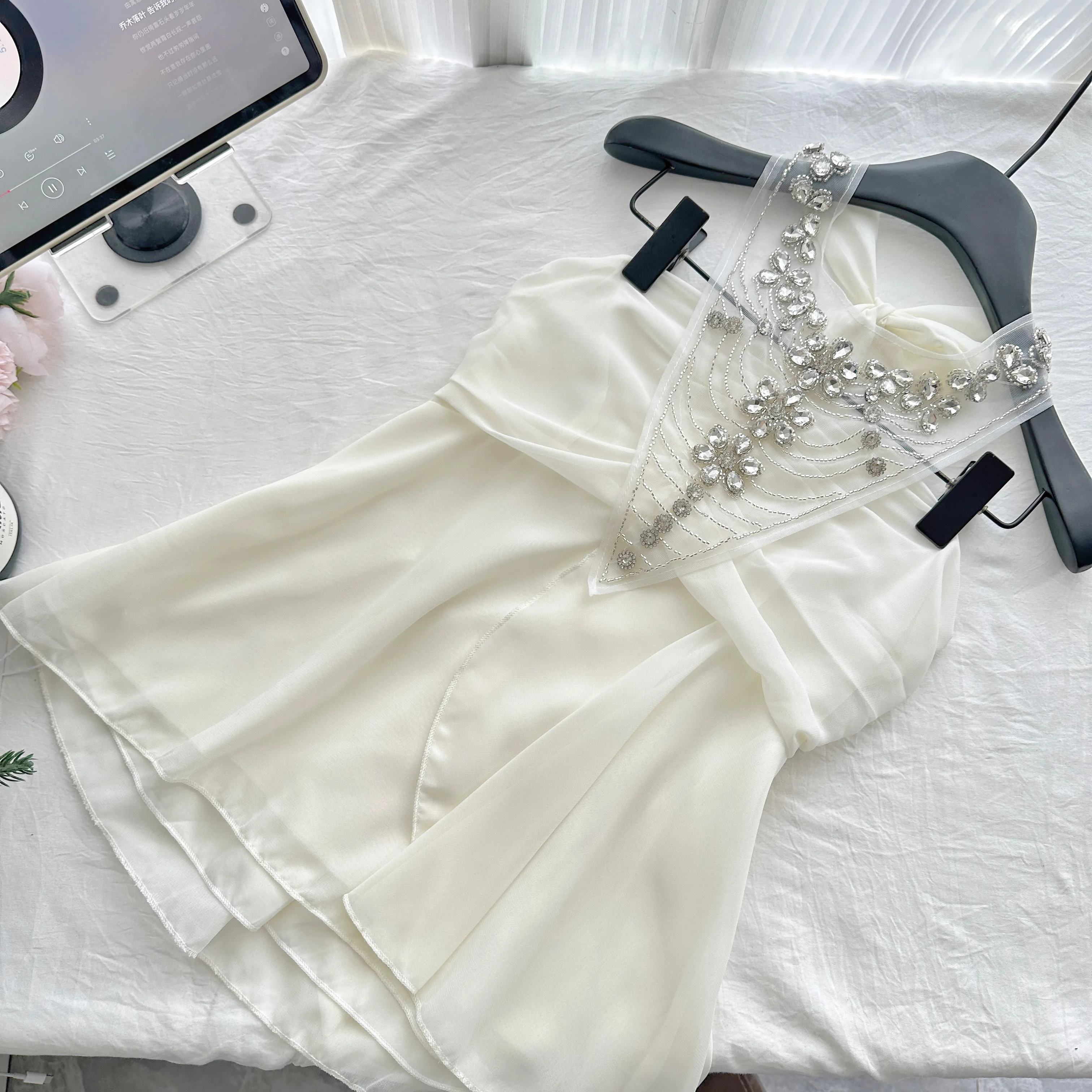 شبكة حجر الراين النسائية الصيفية الجديدة لعام 2025 مقسمة ​ ​ الشيفون سترة قصيرة وسادة الصدر نصف الرقبة المرأة الأعلى