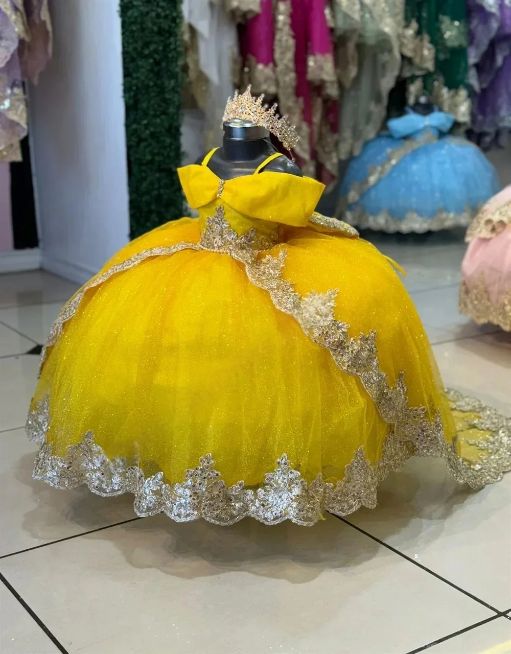 

Yellow Christmas Dress Girls Fluffy Flower Girl Dress Spaghetti Straps Gold Lace Appliqué Pageant Wedding First Communion