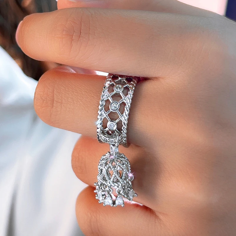 ThreeGraces 2026 Neuer Funkelnder Zirkonia-Ring mit Hohlschliff-Design, Braut-Hochzeits-Quastenring für Damen, Täglicher Partyschmuck R327