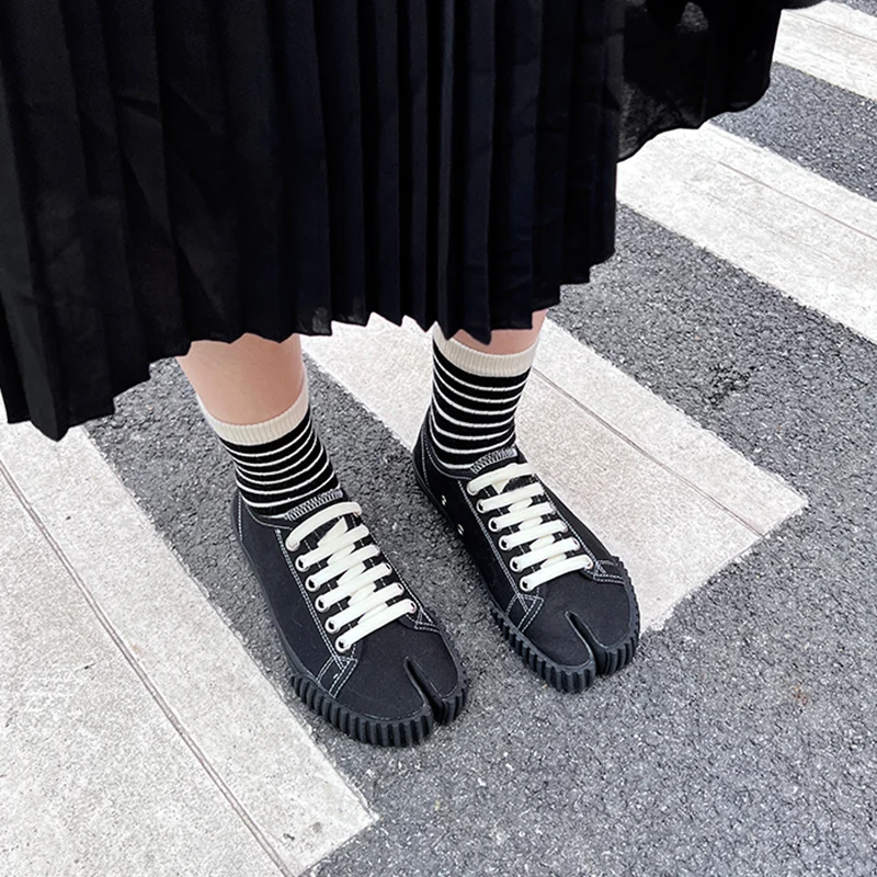 New Unisex Tabi Sneakers Men’s Women’s Ninja Canvas Tabi Flat Shoes Women Pig Hoof Shoes Split Toe Pumps Woman Zapatos De Mujer