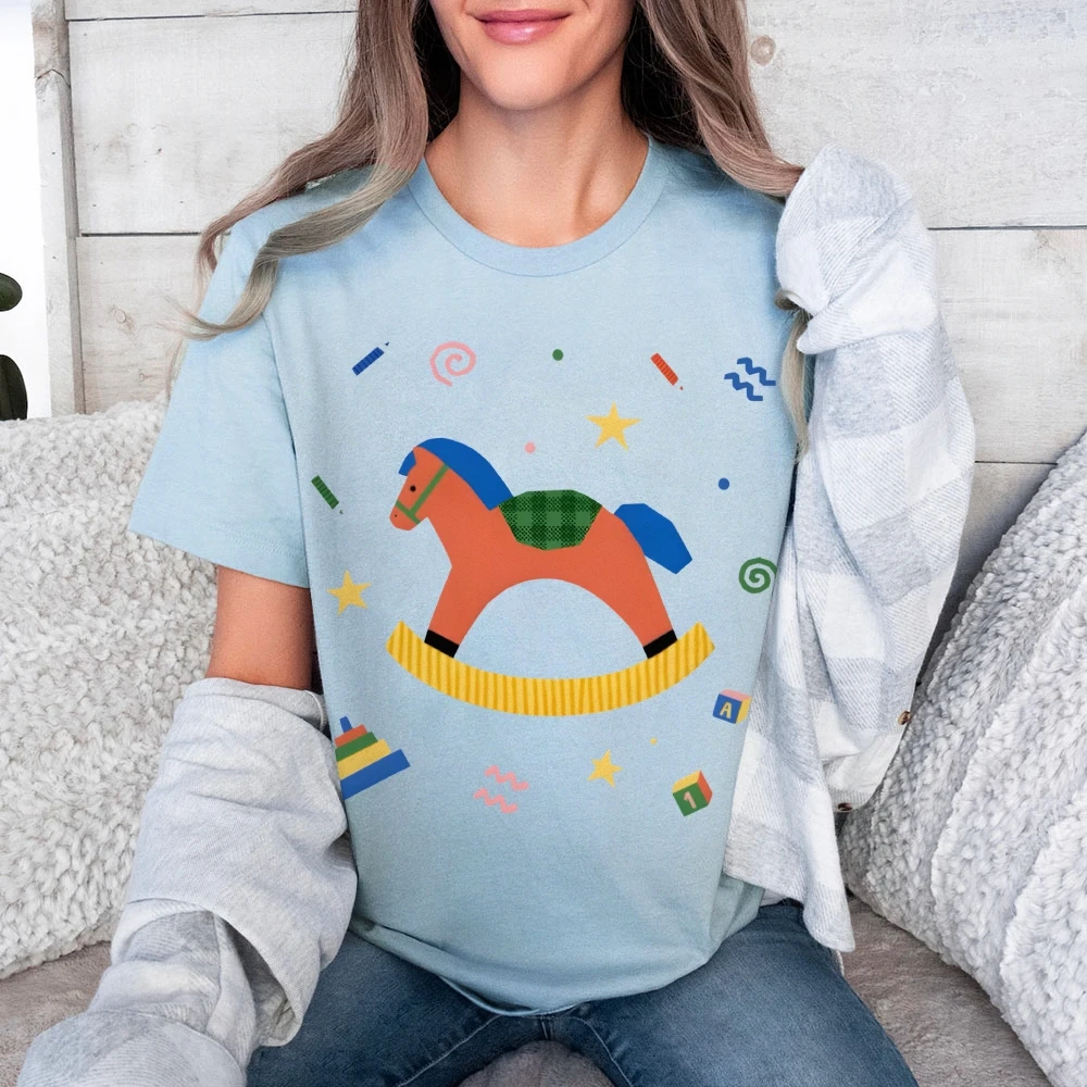 

Футболка с рисунком Y2K, футболка с изображением лошади-качалки, хлопковая футболка премиум-класса высокого качества, красочная футболка большого размера, игрушечная лошадь с принтом, игривая вибрация Y2K