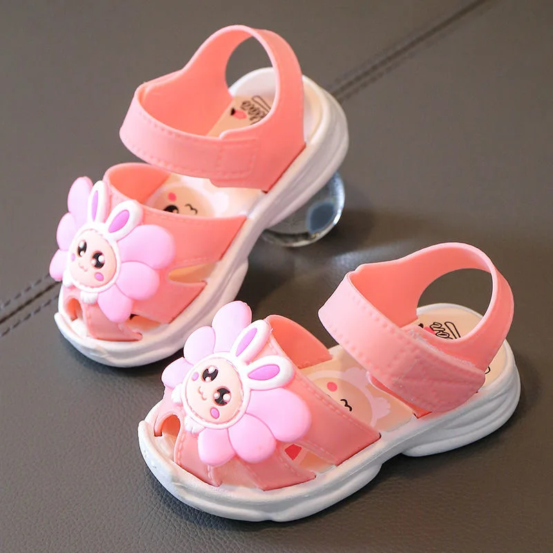 Baby walking shoes Summer girls\' sandals and slippers fashion outer wear non-slip cute baby girl small daisy children\'s slippers