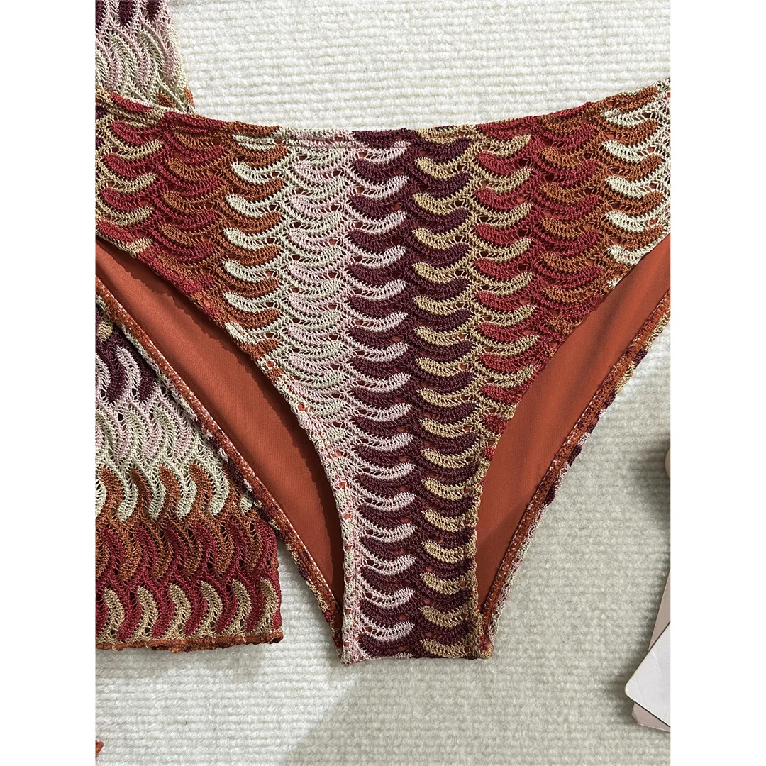 Braunes, dreiteiliges Bikini-Set mit langärmeligem Überwurf, bedrucktem Bikini, Damen-Badebekleidung, Damen-Badeanzug, Badeanzug, Modell M167. – Detail 10