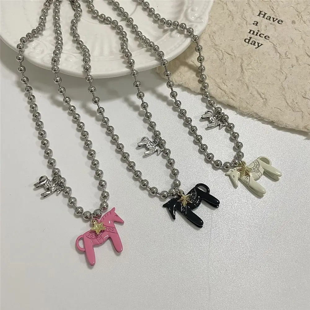 مضحك الفضة مطلي الحصان قلادة قلادة سبيكة الأسود المختنق قلادة الأبيض الساخن الوردي المينا قلادة قلادة الخرز سلسلة عنق