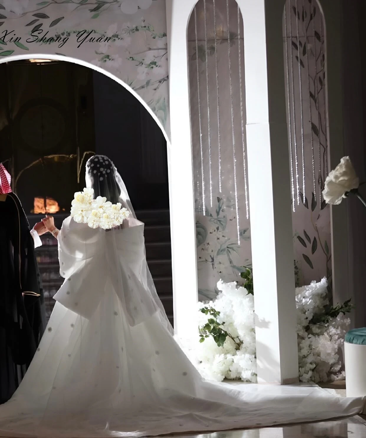 Customized Evening Dress Classic White Satin Strapless Off the Shoulder Sleeveless Chapel Train Beading Appliques Prom Gowns