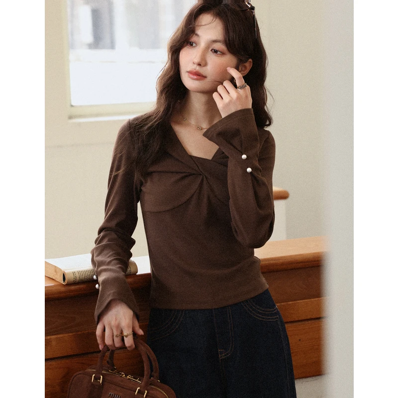 

ALXNAN Brown Long Sleeve T-shirt Women Autumn Slim-fit V-neck Twisted Cuffs Pearl Design Pullover Casual Tees Female L56859-1
