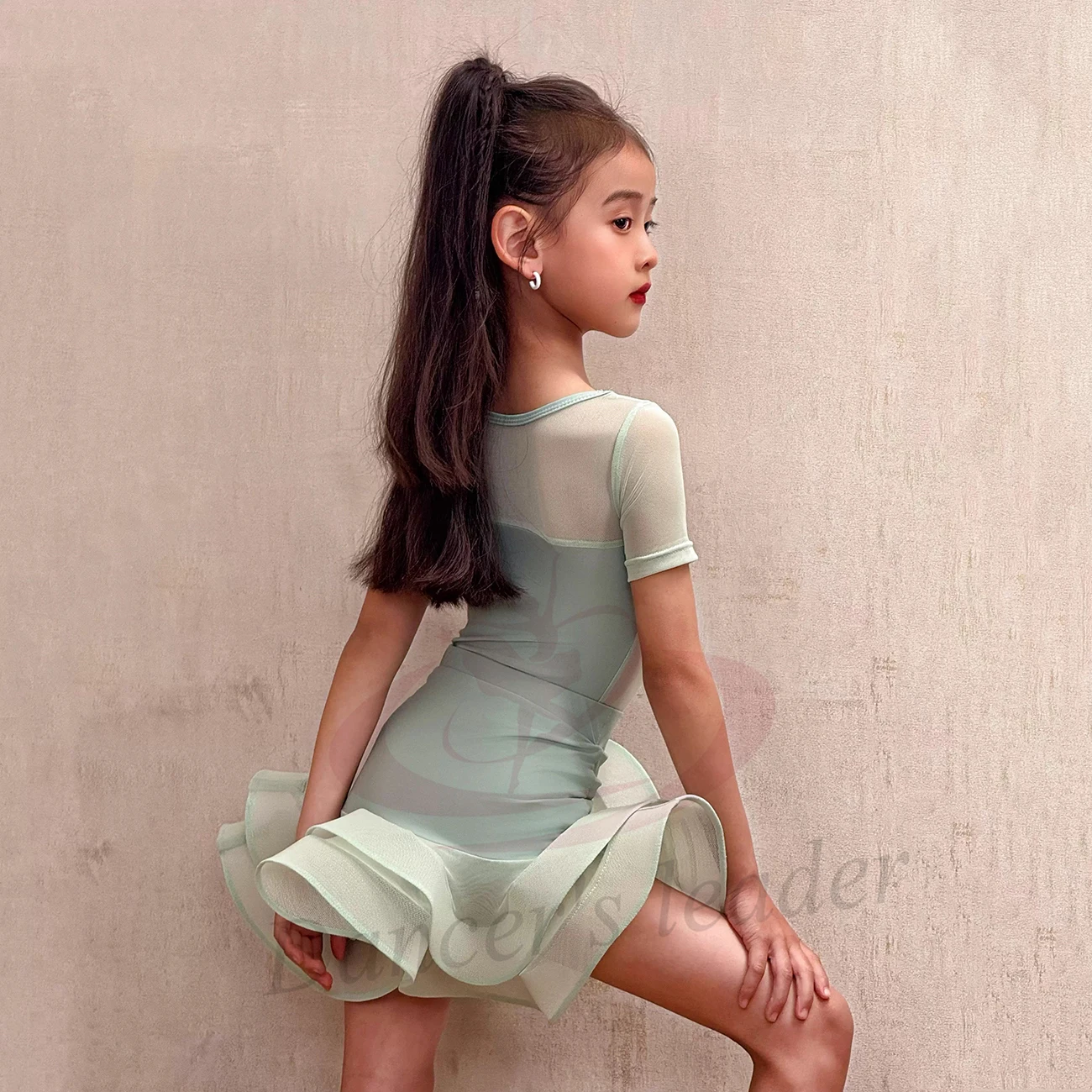 プリーツ襟付きラテンダンスプロフェッショナルドレス、フィッシュボーンスカート、サンバ闘牛、娘の標準ステージ衣装