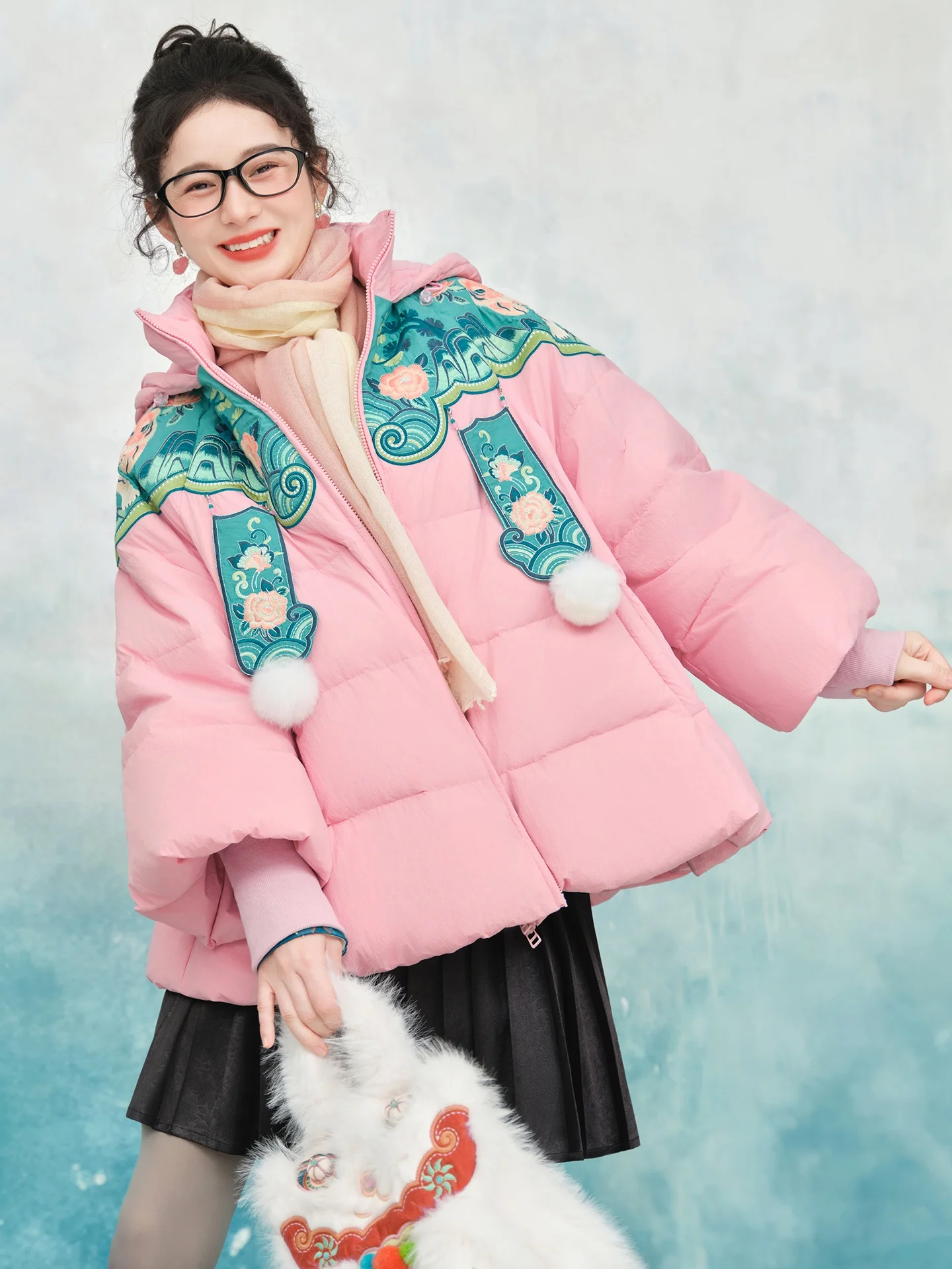 

Новая зимняя куртка Sulo: милый пушистый дизайн, вышивка, свободный крой, с капюшоном, пуховая, в китайском стиле, с цветочным узором, для повседневной носки, винтажный нейлон