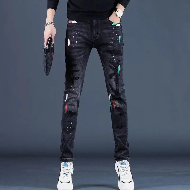 

Новые модные мужские джинсы прямого кроя с принтом, эластичные, зауженные к низу, для повседневного и спортивного стиля, высокое качество, ретро-дизайн