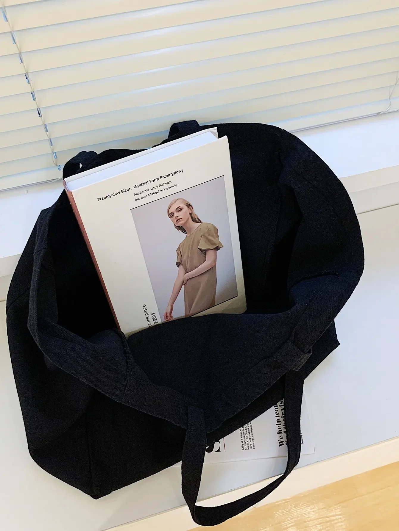 Fashionable and Minimalist Solid Color Canvas Tote Bag Large Capacity Handbag Soft and Durable Shoulder Bag Daily Commute view 4